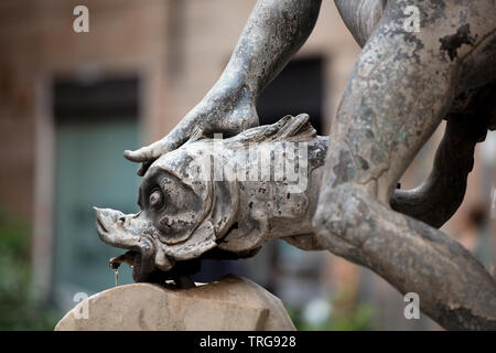 Dettaglio della Fontana delle Tartarughe in piazza Mattei in zona centrale di Roma, che mostra uno dei ephebe appoggiando i piedi su un delfino. Foto Stock