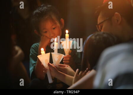 Persone si uniscono i memoriali per la piazza Tiananmen proteste di 1989 al Victoria Park il 4 giugno 2014. Foto Stock