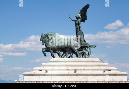 Dettaglio della quadriga e vittoria alata in cima all'Altare della Patria, il monumento a Vittorio Emanuele nel centro di Roma, Italia. Foto Stock