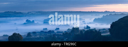 Una nebbiosa Alba autunnale su Compton Pauncefoot dal Castello di Cadbury, South Somerset, Inghilterra. Foto Stock