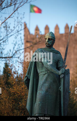 Statua di re Alfonso I di fronte al Castello, Guimarães, Braga, Portogallo Foto Stock