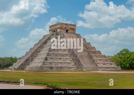 Grande Piramide Maya di Kukulkan, conosciuta come El Castillo, classificato come struttura 5B18, presi nella zona archeologica di Chichen Itza, in Yucatan Foto Stock