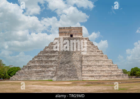 Le riprese della Piramide Maya di Kukulkan, conosciuta come El Castillo, classificato come struttura 5B18, con visibile il restaurato laterale e il lato originale, ho Foto Stock