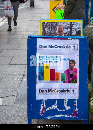 Lorne Scuola Primaria posto di polling a Leith Walk Consiglio By-Election, Edimburgo, Scozia, Regno Unito con la politica di partito boards Foto Stock