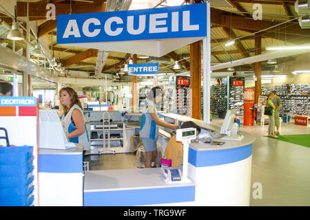 Decathlon attrezzature sportive supermercato, Bron, Rhone, Francia Foto Stock