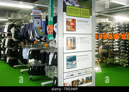 Decathlon attrezzature sportive supermercato, Bron, Rhone, Francia Foto Stock