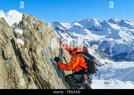 Perfetto alpinista attrezzata di arrampicata in alta regione alpina in Monte Rosa Mountains Foto Stock