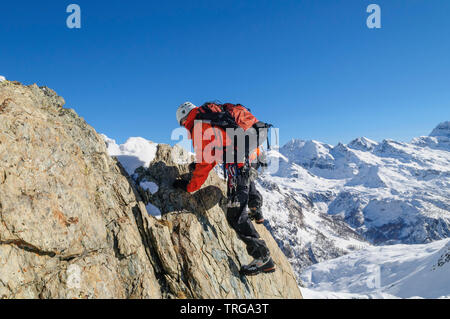 Perfetto alpinista attrezzata di arrampicata in alta regione alpina in Monte Rosa Mountains Foto Stock