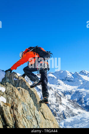 Perfetto alpinista attrezzata di arrampicata in alta regione alpina in Monte Rosa Mountains Foto Stock