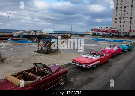 L'Avana, Cuba - 30 Gennaio 2018: quattro vecchi cabriolet parcheggio sulla piazza di fronte al mare Foto Stock