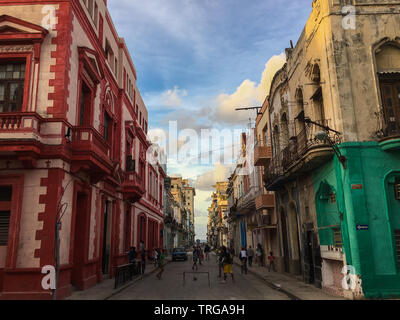 L'Avana, Cuba - 31 Gennaio 2018: ragazzi che giocano a calcio per strada nel Centro Habana Foto Stock