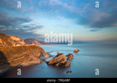 Worbarrow Bay da Mupe Bay al crepuscolo, Jurassic Coast, Inghilterra Foto Stock