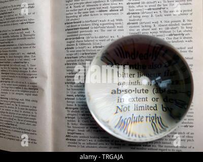 Sfera di cristallo sul dizionario Foto Stock