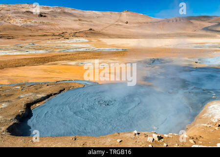 Un mudpot bollente nel altamente attivo area geotermica a Námafjall (Hverir), nei pressi del lago Mývatn nel nord-est dell'Islanda Foto Stock