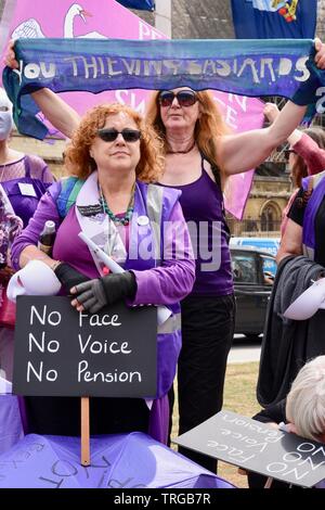 Londra, Regno Unito. 05 Giugno, 2019. Manifestanti WASPI dimostrare contro la disuguaglianza di pensione. La piazza del Parlamento, Londra Credito: Michael melia/Alamy Live News Foto Stock