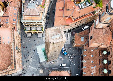 Vista della Garisenda medievale torri pendente in Bologna centro città incorniciata e visto da sopra dalla torre degli asinelli Foto Stock