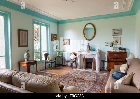 L arredamento di una storica casa francese di campagna arredata con mobili di antiquariato. Luminoso salone arioso o soggiorno Foto Stock