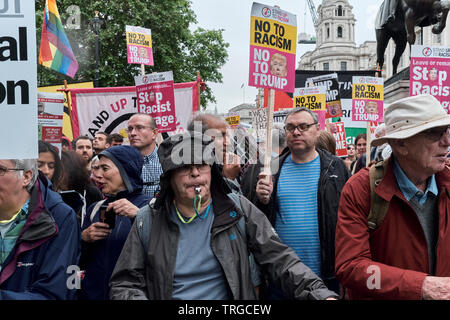 Il 4 giugno 2019. Anti Trump protesta. La piazza del Parlamento. I manifestanti che si oppongono all'attuale presidente americano sono in marcia. Foto Stock