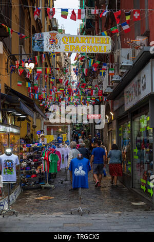 Napoli, Italia - 31 Maggio 2019: un vicolo del famoso Quartiere Spagnoli, nel centro storico di Napoli. Il Quartiere Spagnoli di segno e la cresta di Borbone. Foto Stock