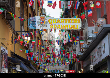 Napoli, Italia - 31 Maggio 2019: un vicolo del famoso Quartiere Spagnoli, nel centro storico di Napoli. Il Quartiere Spagnoli di segno e la cresta di Borbone. Foto Stock
