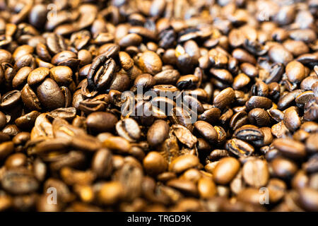 Chicchi di caffè tostati sfondo vista ravvicinata Foto Stock