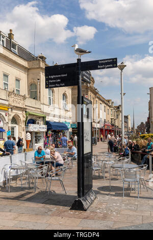 Turisti che godono il tempo a Weston Super Mare, Somerset del Nord, Inghilterra, Regno Unito Foto Stock