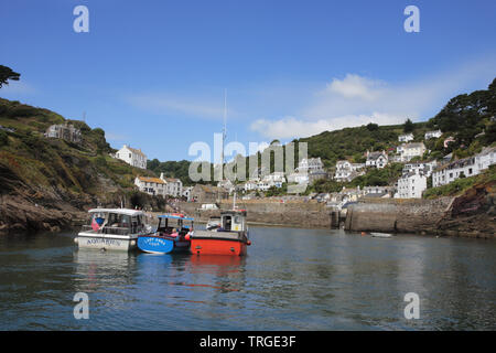 Il porto esterno di Polperro a bassa marea con tre barche di pescatori locali ormeggiate insieme Foto Stock