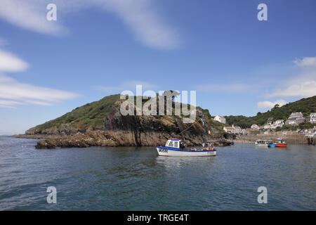 L'ingresso a Polperro a bassa marea Foto Stock