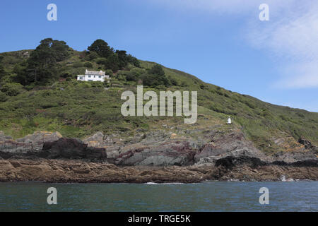 Il porto esterno di Polperro a bassa marea: Warren e la luce faro sulla sponda orientale dell'approccio Foto Stock