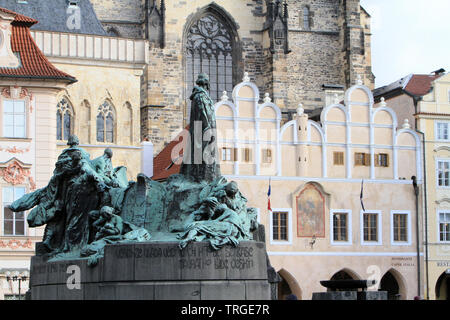 Mémorial du prédicateur Jan Hus et son auditoire sur la place de la Vieille Ville. Praga. Jan Hus monumento sulla piazza della città vecchia. Praga. Repubblica ceca Foto Stock