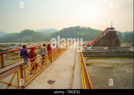 Popolo Indiano camminando sul ponte che conduce a Garjiya Devi Tempio sulle rive del fiume Kosi vicino a Ramnagar, Uttarakhand, Jim Corbett National Park Foto Stock