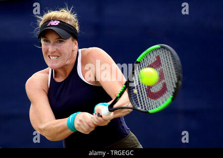 Surbiton, Regno Unito. 05 Giugno, 2019. Madison Brengle NEGLI STATI UNITI D' AMERICA in azione contro la Mala Lumsden della Gran Bretagna nel signore single. Surbiton Trofeo tennis 2019, giorno 3 a Surbiton Racket & Fitness Club nel Surrey mercoledì 5 giugno 2019. Questa immagine può essere utilizzata solo per scopi editoriali. Solo uso editoriale, pic da Steffan Bowen/Andrew Orchard fotografia sportiva/Alamy Live news Credito: Andrew Orchard fotografia sportiva/Alamy Live News Foto Stock