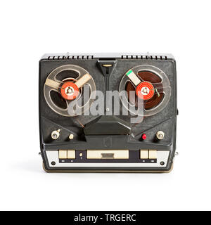 Vintage portatile registratore a nastro con bobine audio. Oggetto singolo isolato su sfondo bianco con percorso di clipping. Tecnologia retrò Foto Stock