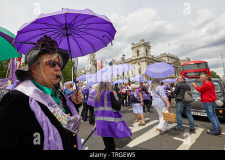 London, Regno Unito - 5 giugno, 2019: WASPI manifestanti, campagne di sensibilizzazione per le pensioni delle donne a partire dagli anni cinquanta ha dimostrato in piazza del Parlamento il giorno di un controllo giurisdizionale. Foto Stock