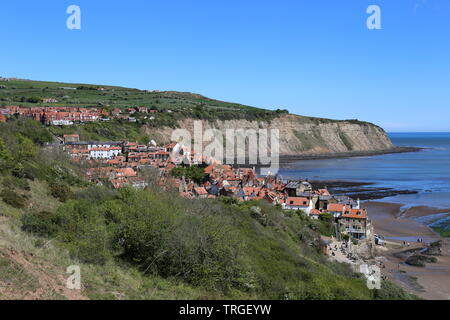 Robin Hood's Bay e Bay Ness dal modo di Cleveland, Borough di Scarborough, North Yorkshire, Inghilterra, Gran Bretagna, Regno Unito, Gran Bretagna, Europa Foto Stock