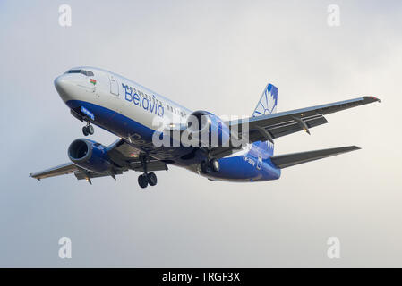 RUSSIA, San Pietroburgo - Ottobre 25, 2018: aereo Boeing 737-300 (EW-366PA) delle compagnie aeree Belavia chiudere in su in un cielo nuvoloso Foto Stock