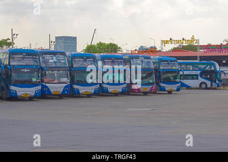 BANGKOK, Tailandia - 14 dicembre 2018: modern double-decker bus su Northern Bus Terminal Foto Stock