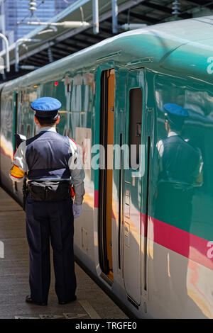 TOKYO, Giappone, 16 Maggio 2019 : Treno capo presso la porta. Lo Shinkansen è una rete di linee ferroviarie ad alta velocità in Giappone, noto anche in lingua inglese come il bulle Foto Stock