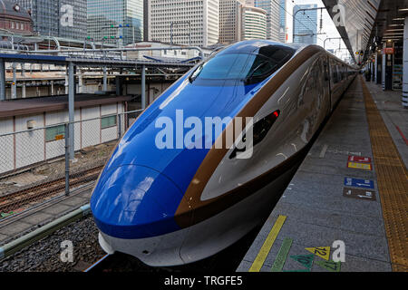 TOKYO, Giappone, 16 Maggio 2019 : Blu treno aerodinamico. Lo Shinkansen è una rete di linee ferroviarie ad alta velocità in Giappone, noto anche in lingua inglese come il proiettile Foto Stock