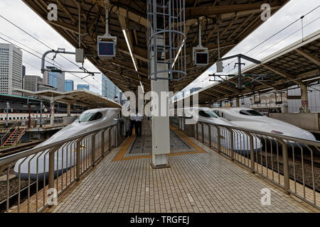 TOKYO, Giappone, 16 Maggio 2019 : Tre Shinkansen al Quay. Lo Shinkansen è una rete di linee ferroviarie ad alta velocità in Giappone, noto anche in lingua inglese come il toro Foto Stock