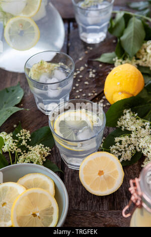 In casa la limonata fatta con lâ Elderflower sirup e fette di limone Foto Stock