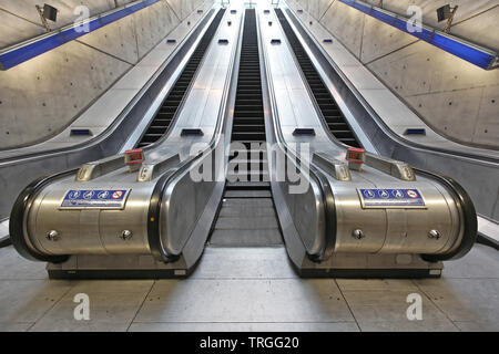 Tre scale mobili convogliatore in metropolitana Stazione ferroviaria metropolitana Foto Stock