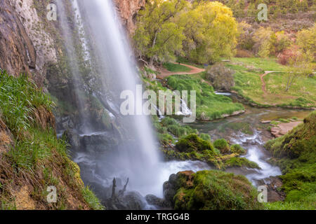 Fucile cade e valle nel lussureggiante Primavera, visto da sotto le cascate nel fucile Falls State Park, Colorado. Foto Stock