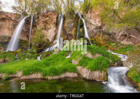 Una lunga esposizione di un triplo scende al fucile rientra nella rigogliosa natura della primavera, nel fucile Falls State Park, Colorado. Foto Stock