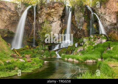 Una lunga esposizione di un triplo scende al fucile rientra nella rigogliosa natura della primavera, nel fucile Falls State Park, Colorado. Foto Stock