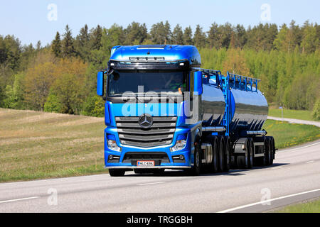 Salo, Finlandia. Maggio 17, 2019. Blue Mercedes-Benz Actros autobotte di Kuljetusliike Markus Hanninen Oy cale carico lungo l'autostrada sulla giornata di sole di primavera. Foto Stock