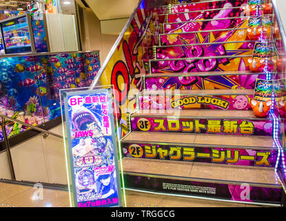 Pachinko parlor a Tokyo Giappone Foto Stock