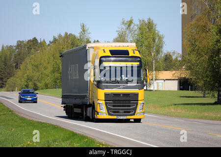 Salo, Finlandia - 17 Maggio 2019: Giallo Volvo FH semi rimorchio trasporto su strada in una giornata di sole di primavera nel sud della Finlandia. Foto Stock