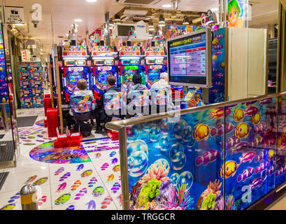 Pachinko parlor a Tokyo Giappone Foto Stock