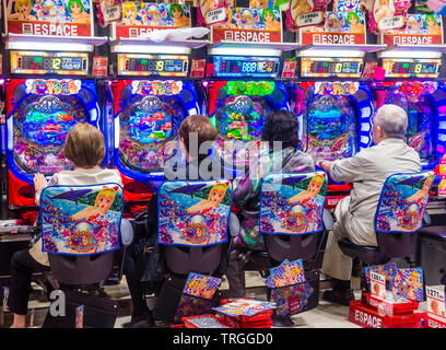 Pachinko parlor a Tokyo Giappone Foto Stock